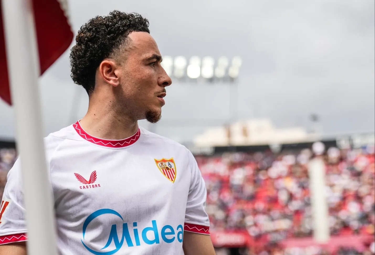Rubén Vargas a punto de lanzar un córner.