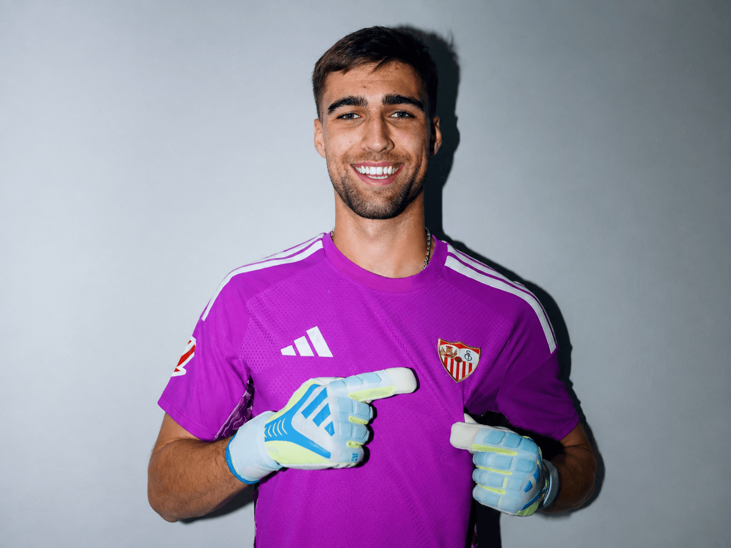 Fran González posa con la nueva equipación de portero del Sevilla FC durante la pretemporada 2026/27. Fuente: Sevilla FC.