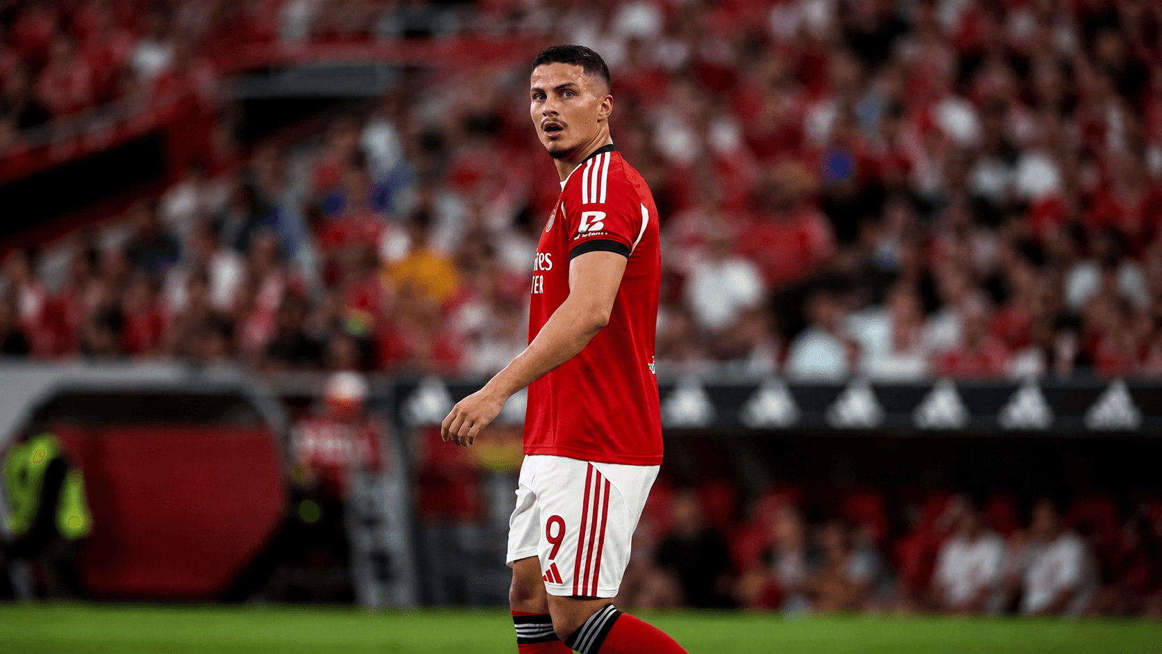 Franjo Ivanovic con la camiseta del Benfica durante un partido.